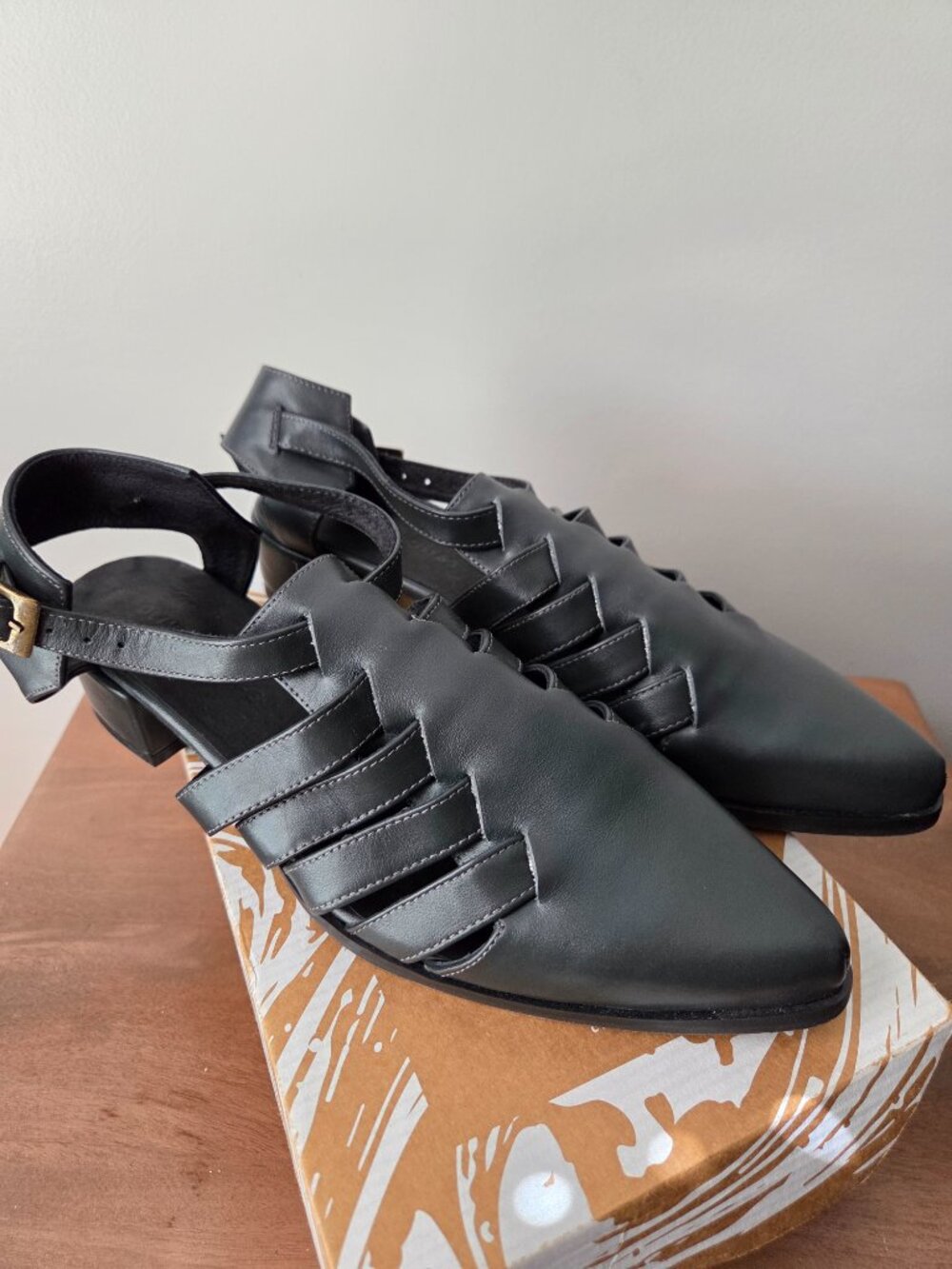 NEW IN BOX OLIVE THOMAS SOFT LEATHER STRAPPY POINTY HUARACH STYLE SHOES SZ 40/ 9